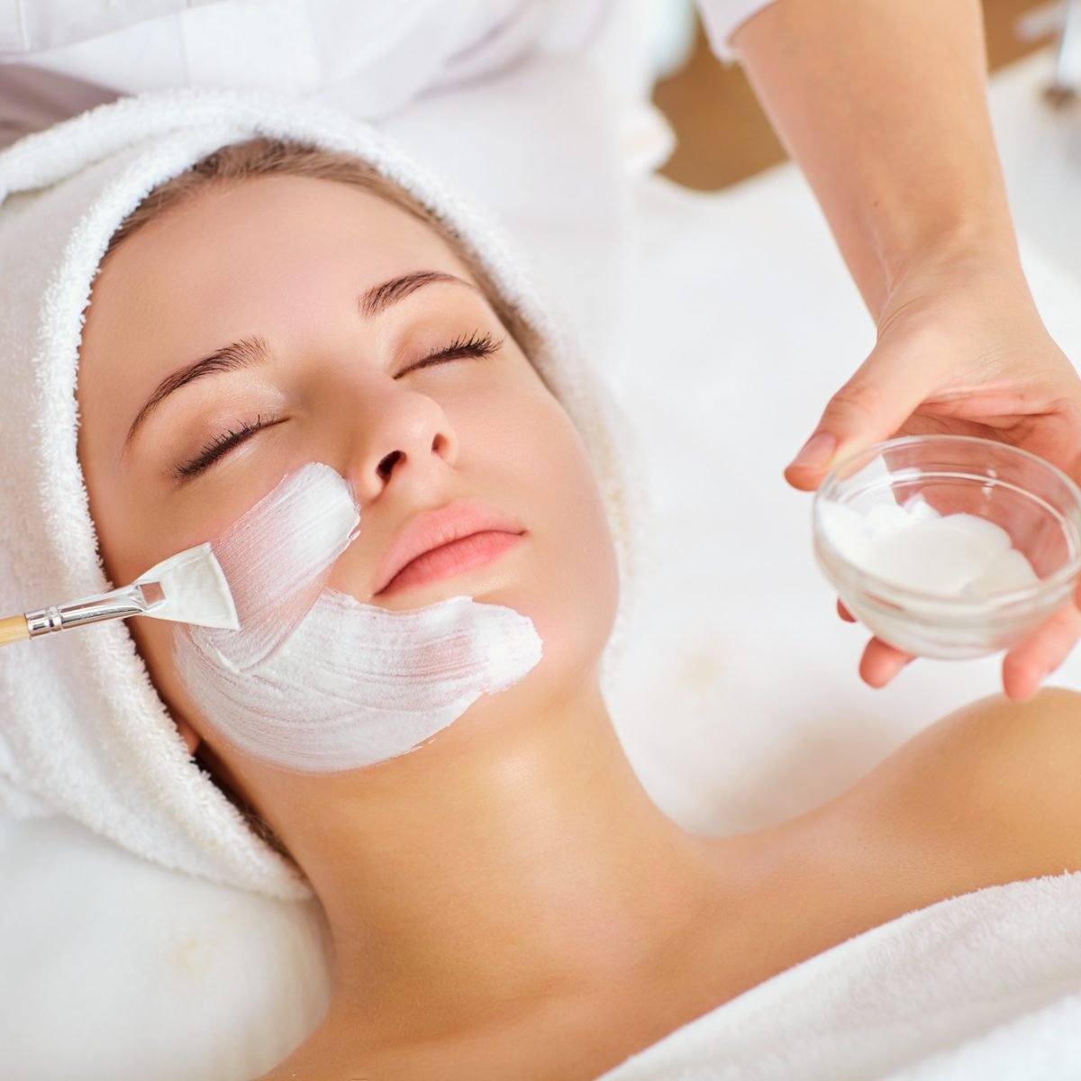 Woman-in-mask-on-face-in-spa-b